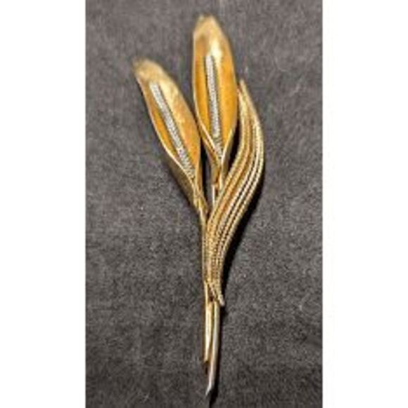 Vintage Coro gold-tone Cow Lily textured petals and leaves Pin Mid-20th century - Picture 1 of 6